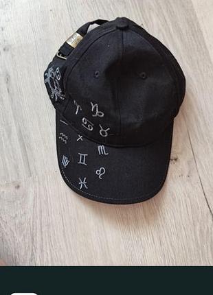 Черная кепка с знаками зодиака upcap