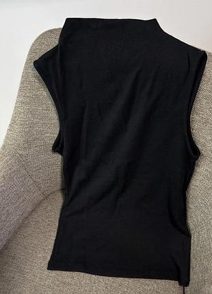 Чорна майка з маленькою горловиною zara