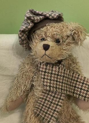 Vintage  1999 -the old english teddy bear  - ведмелик eugen j. collection - шарф , кепка , в  окулярах  , на шарнірах - 35 см