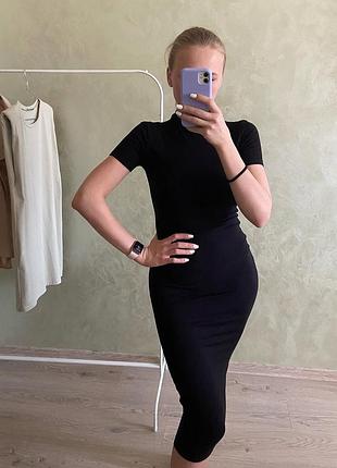 Приталена чорна сукня в рубчик pull&bear