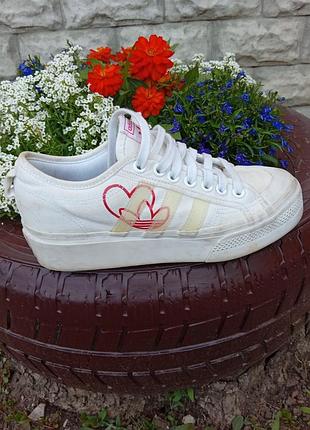 Женские кроссовки adidas nizza.