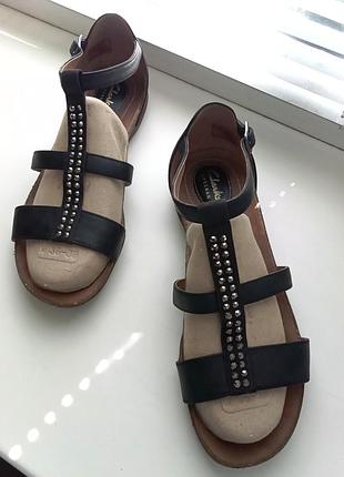 Clarks -  полностью кожаные ортопедические босоножки. р. 39-40 -  26 см