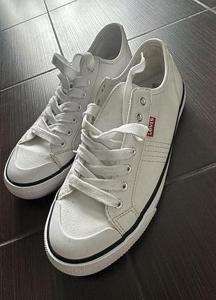 Білі кеди levi's моделі hernandez