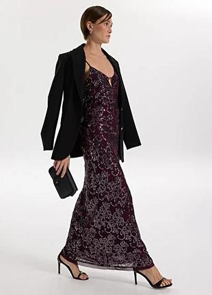 Платье обшито пайетками zara