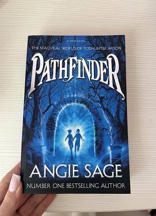 Книга англійською мовою «pathfinder» від відомої письменниці angie sage