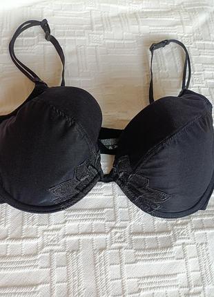Бюстгальтер wonderbra 80е черный на косточках с уплотнением.