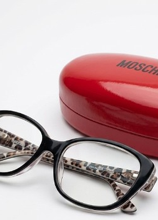Эти элегантные женские очки (оправа) от элитного итальянского бренда moschino сочетают в себе классическую утонченность и игривый дизайн