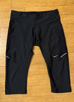 Черные капри nike с технологией dri-fit укороченным кроем и светоотражающими элементами для тренировок xs размер