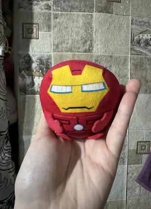 М'яка іграшка ty beanie ballz у формі персонажа залізна людина (iron man) з кіновсесвіту marvel.