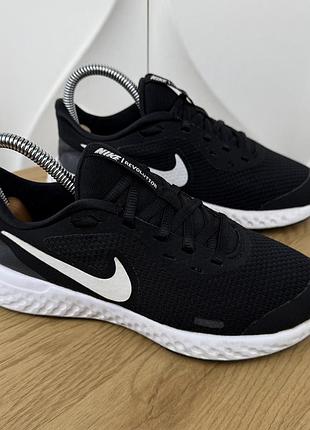 Оригінальні кросівки nike revolution