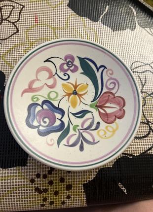Невелика керамічна тарілка від poole pottery прикрашена вручну розписаним традиційним квітковим візерунком