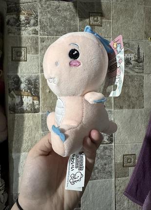 Рожевий динозавр з блакитними акцентами бренду kawaii kuties.