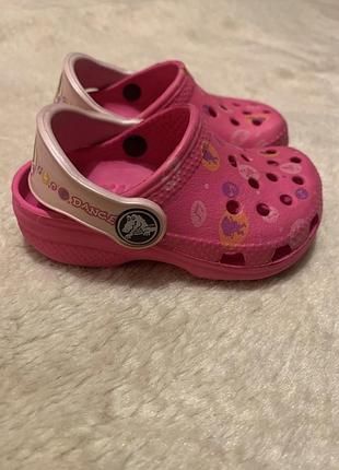 Crocs dora детская обувь в размере 4 - 5