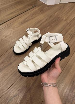 Босоніжки білі primark