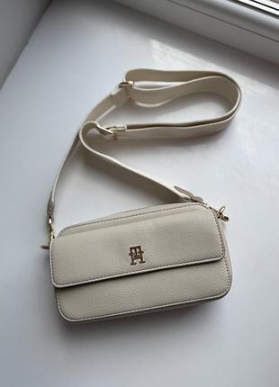 Сумка tommy hilfiger 🤍 ✨ стан: відмінний ✨ колір: молочний ✨ фурнітура: золота ✨ у комплекті широкий регульований ремінець  💰 ц2500 грн.