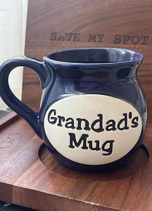 Синя керамічна чашка "grandad's mug" ручної роботи від shudehill має об'ємну форму та білий овальний напис
