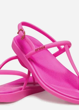 Женские сандалии crocs miami thong sandal представлены в размере w8, что соответствует украинскому 38-39 размеру, страна производитель вьетнам оригинал