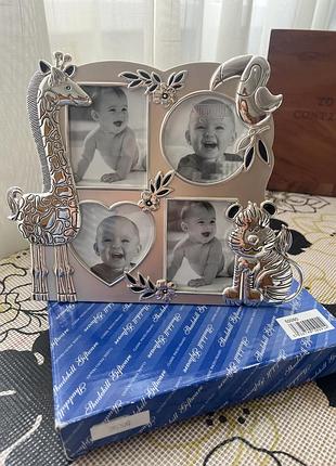 Срібляста фоторамка бренду shudehill giftware прикрашена рельєфними фігурками тварин, включаючи жирафа та тигра.