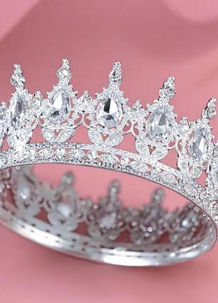 Срібляста металева корона з білим камінням. діаметр 12 см. висота 5 см.