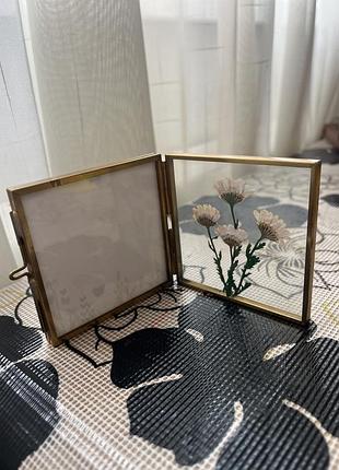 Квадратна фоторамка paperchase виконана з тонкого золотистого металу та скла.
