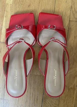 Босоніжки на каблуку, мюлі