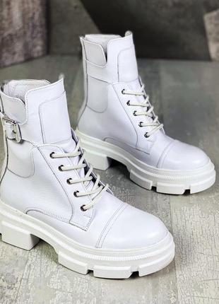 Белые кожаные ботинки на байке