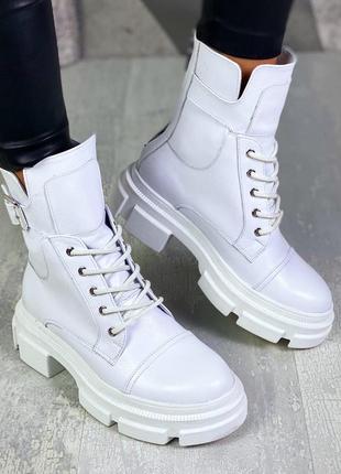 Белые кожаные ботинки на байке2 фото