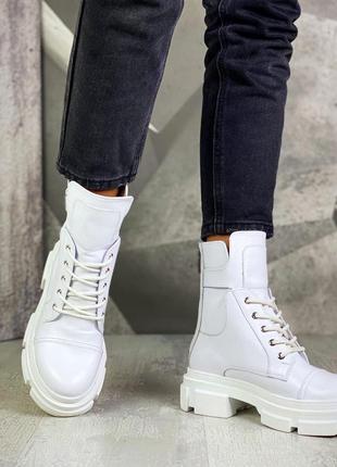 Белые кожаные ботинки на байке4 фото
