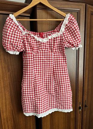 Коротка сукня в клітинку з рюшами shein