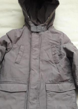 Armani junior
6a 116см
дитяча зимова тепла куртка з капішоном  для хлопчика кольору хакі 
дуже хороший стан