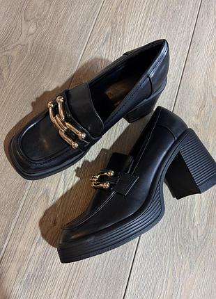 Жіночі чорні туфлі-лофери бренду justfab 41р(26см)
