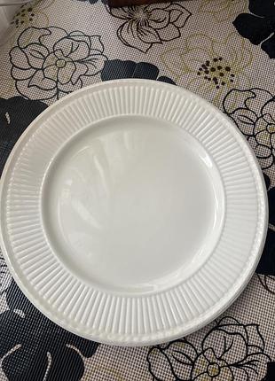 Тарілка wedgwood edme обідня, вирізняється класичним рельєфним візерунком по краю