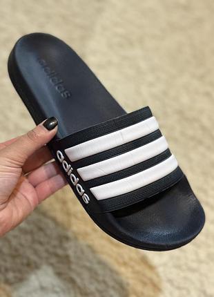 Оригінальні шльопанці adidas 40-41 розмір (25-25.5см) б/в