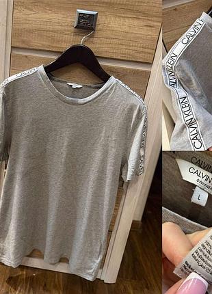 Футболка від бренду calvin klein