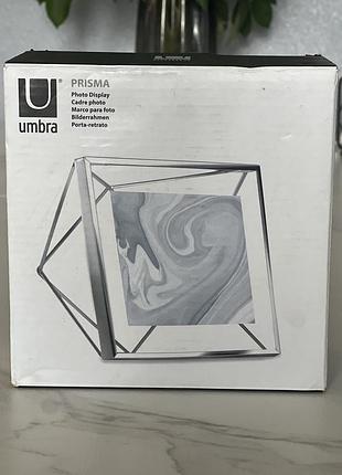 Фоторамка umbra prisma з хромованим геометричним дротяним каркасом.