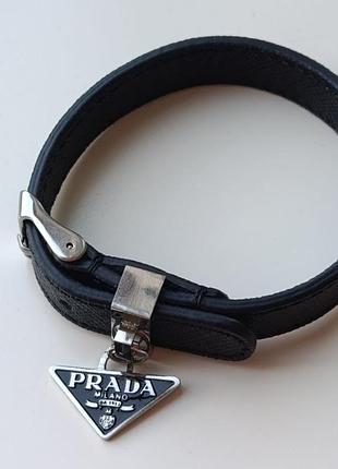 Браслет із екошкіри з підвіскою у стилі prada, срібна фурнітура