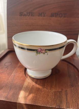 Вишукана чашка wedgwood clio виготовлена з високоякісної кістяної порцеляни та має витончений квітковий візерунок