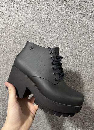 Черевики, туфлі на підборах melissa