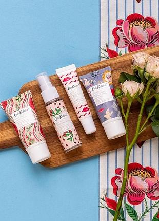 Набір для щоденного користування від бренду cath kidston крем для рук спрей для тіла антибактеріальний гель бальзам для губ