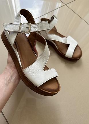 Білі шкіряні босоніжки moda in pelle