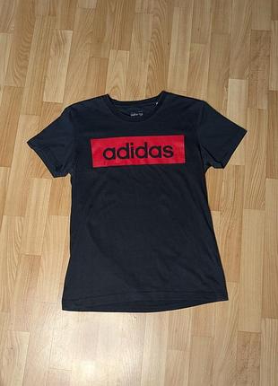 Черная футболка adidas linear box logo