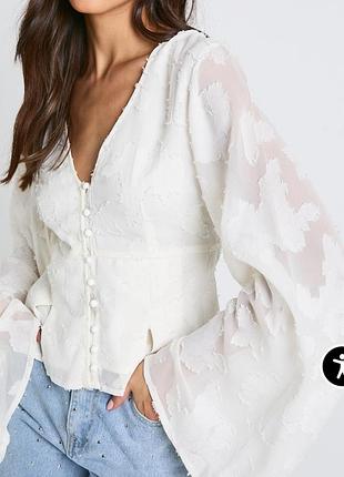 На фото зображена жіноча блузка boohoo floral textured button down blouse у кремовому (або молочно-білому) кольорі