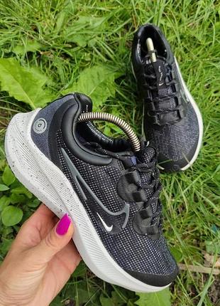 Кроссовки nike zoom winflo 8 shield, 36.5р.
является водостойкое покрытие верха и специальная подошва storm-tread для сцепления на скользкой поверхности.