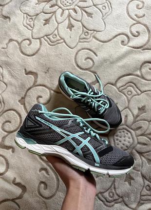 Asics кросівки