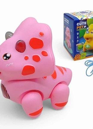 Интерактивная музыкальная игрушка-каталка динозавр трицератопс cute pet triceratops с световыми и звуковыми эффектами, розовый