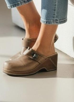 Кожаные сабо clarks artisan коричневого цвета сабо шльопанці шльопи шльопки шкіряні шкіри натуральна натуральної 38,5-39 25 кларкс шлёпанцы танкетке