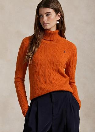 Стильний, жіночий светр ralph lauren насиченого, помаранчевого кольору з класичним візерунком cable knit. модель має високий комір-гольф, приталений