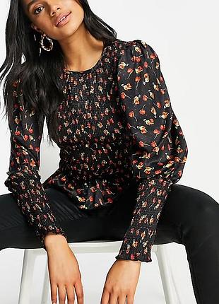 На фотографії представлена ​​жіноча блуза від бренду asos design з довгими рукавами.