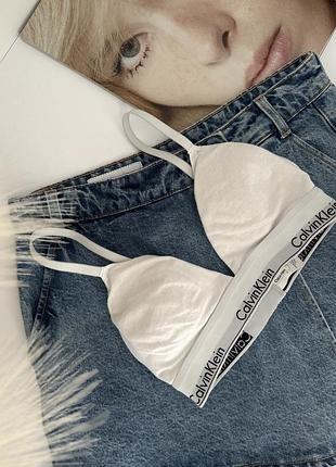 Жіночий білий бюстгальтер з чашками calvin klein lightly lined triangle 1