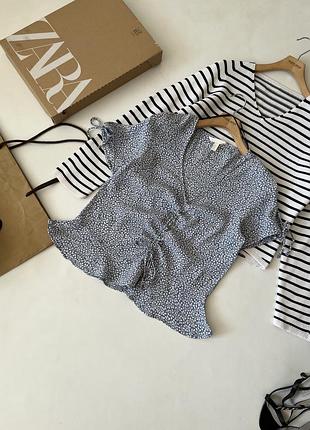 Блуза h&m v-подібний виріз, дрібний рослинний принт та затяжки спереду.